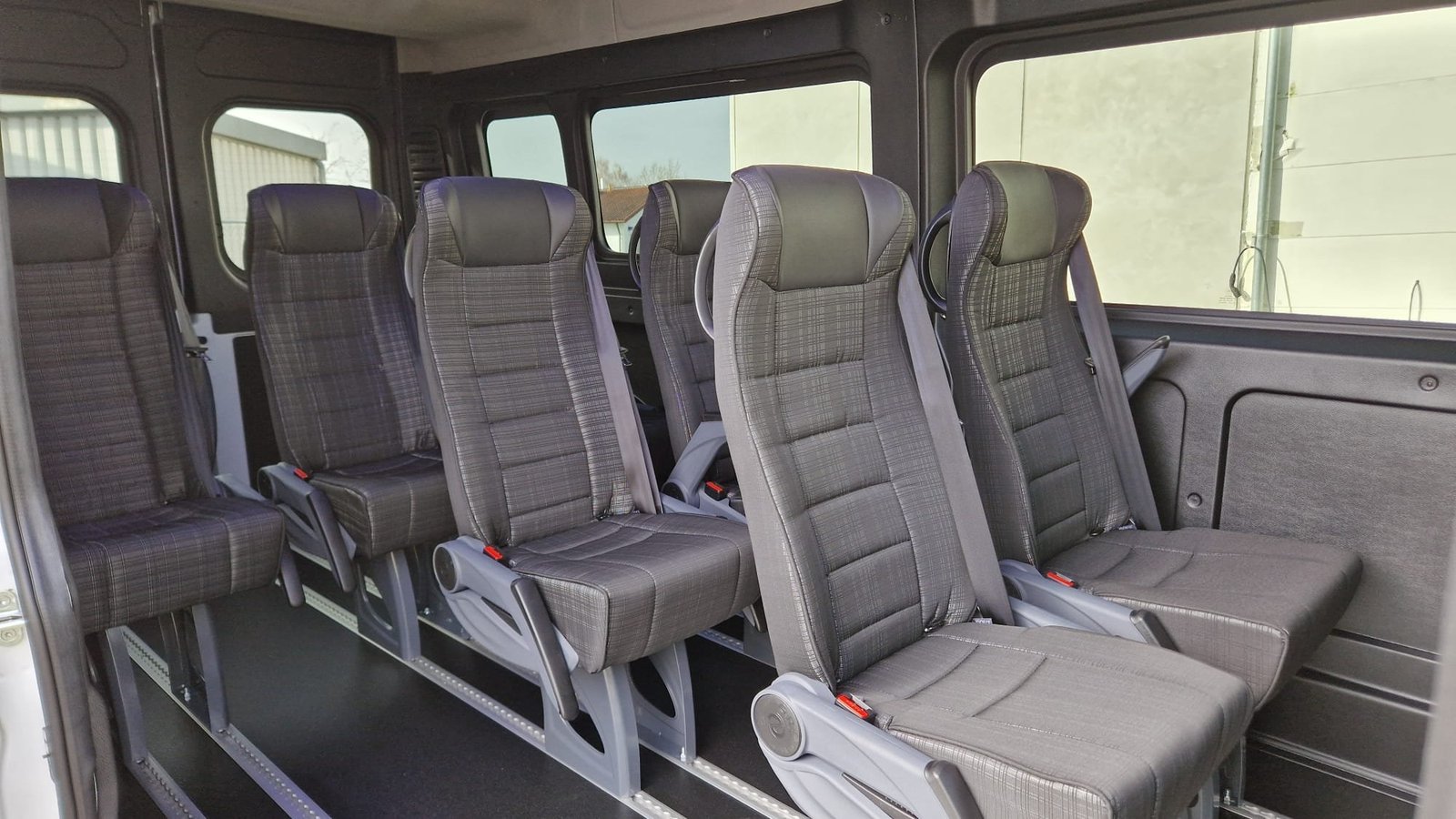 Interno del nostro Fiat Ducato 9 posti del 2026 (targa OM3899), sedute comode per un massimo di 8 passeggeri