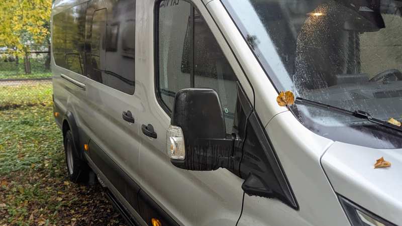 Il nostro minibus Ford Transit del 2025, usato per le escursioni di un giorno in piccoli gruppi da Riga