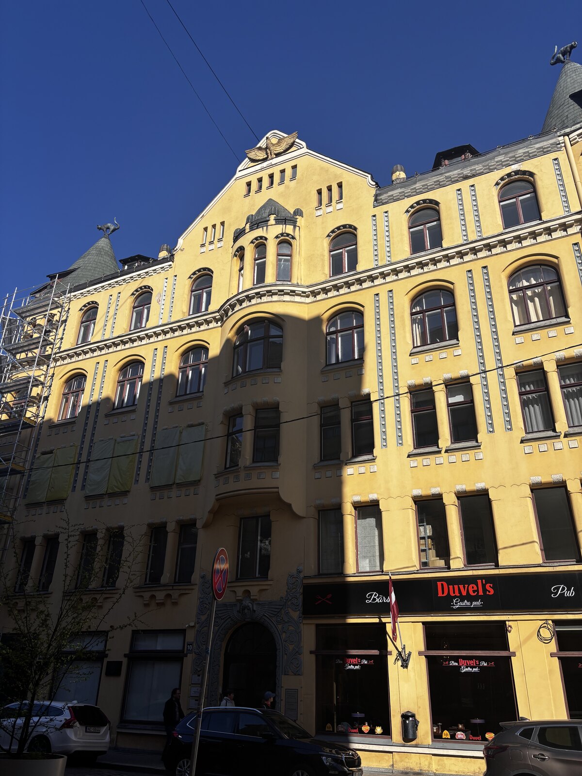 Facciata Art Nouveau di fronte alla Casa dei Gatti su Meistaru iela, Città Vecchia di Riga