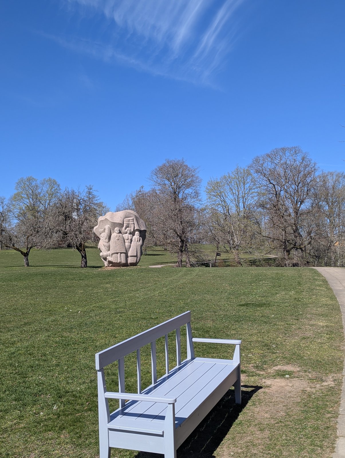 Scultura in granito a Dainu kalns, la Collina delle Daine, Turaida, Lettonia