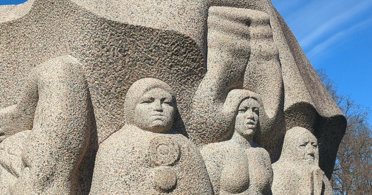 Scultura in granito a Dainu kalns, la Collina delle Daine, Turaida, Lettonia