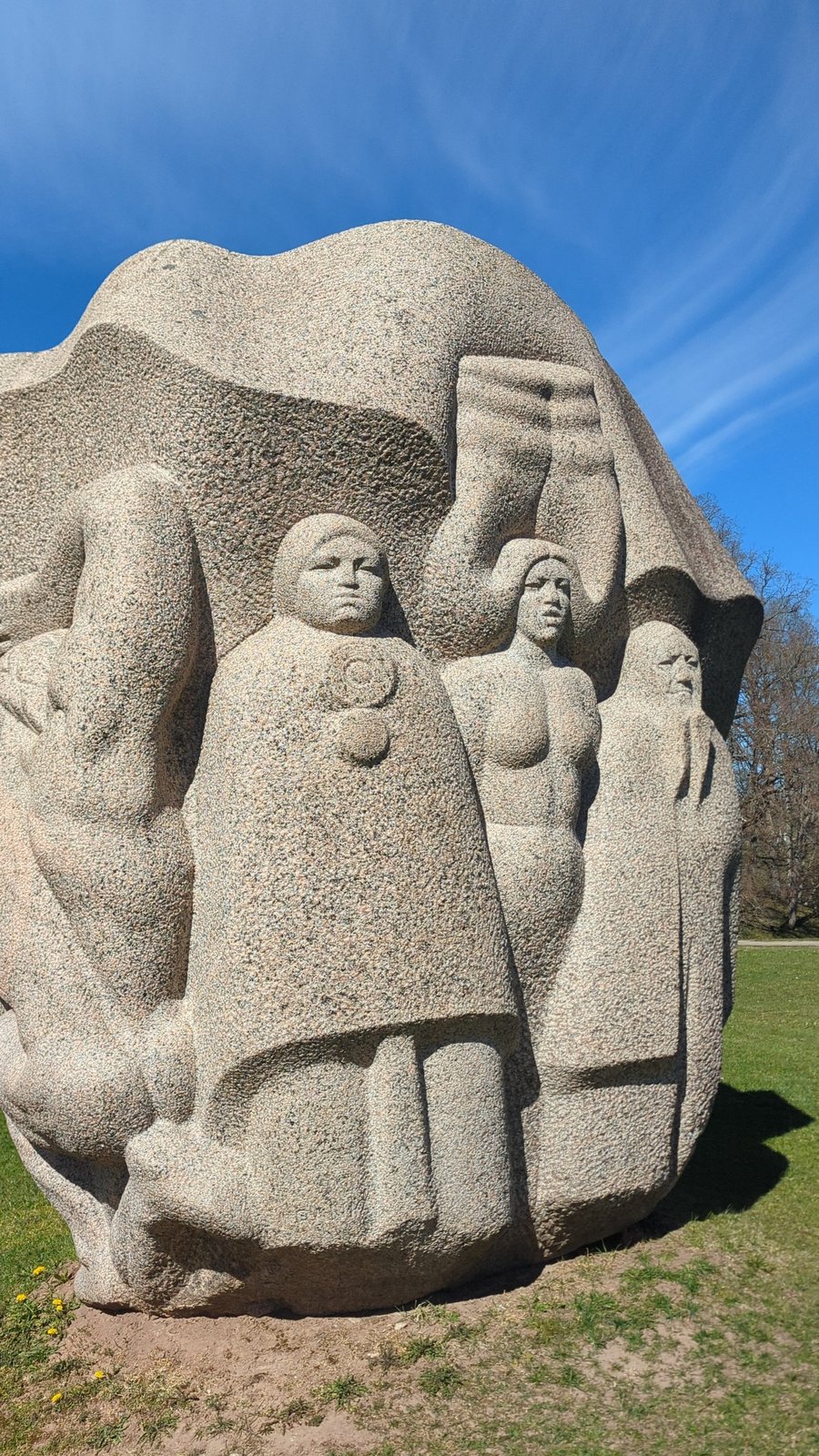 Tre figure in granito scolpite da Indulis Ranka alla Collina delle Daine, Turaida