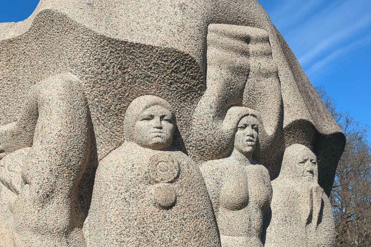 Scultura in granito a Dainu kalns, la Collina delle Daine, Turaida, Lettonia