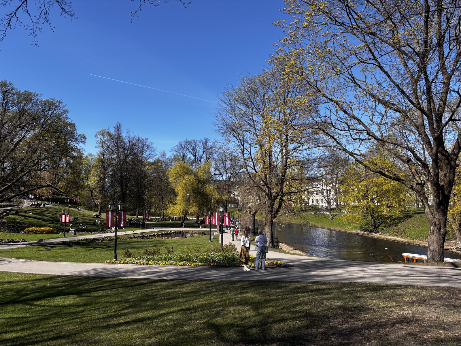 Il parco del canale di Bastejkalns in primavera, vicino al Monumento alla Libertà, Riga