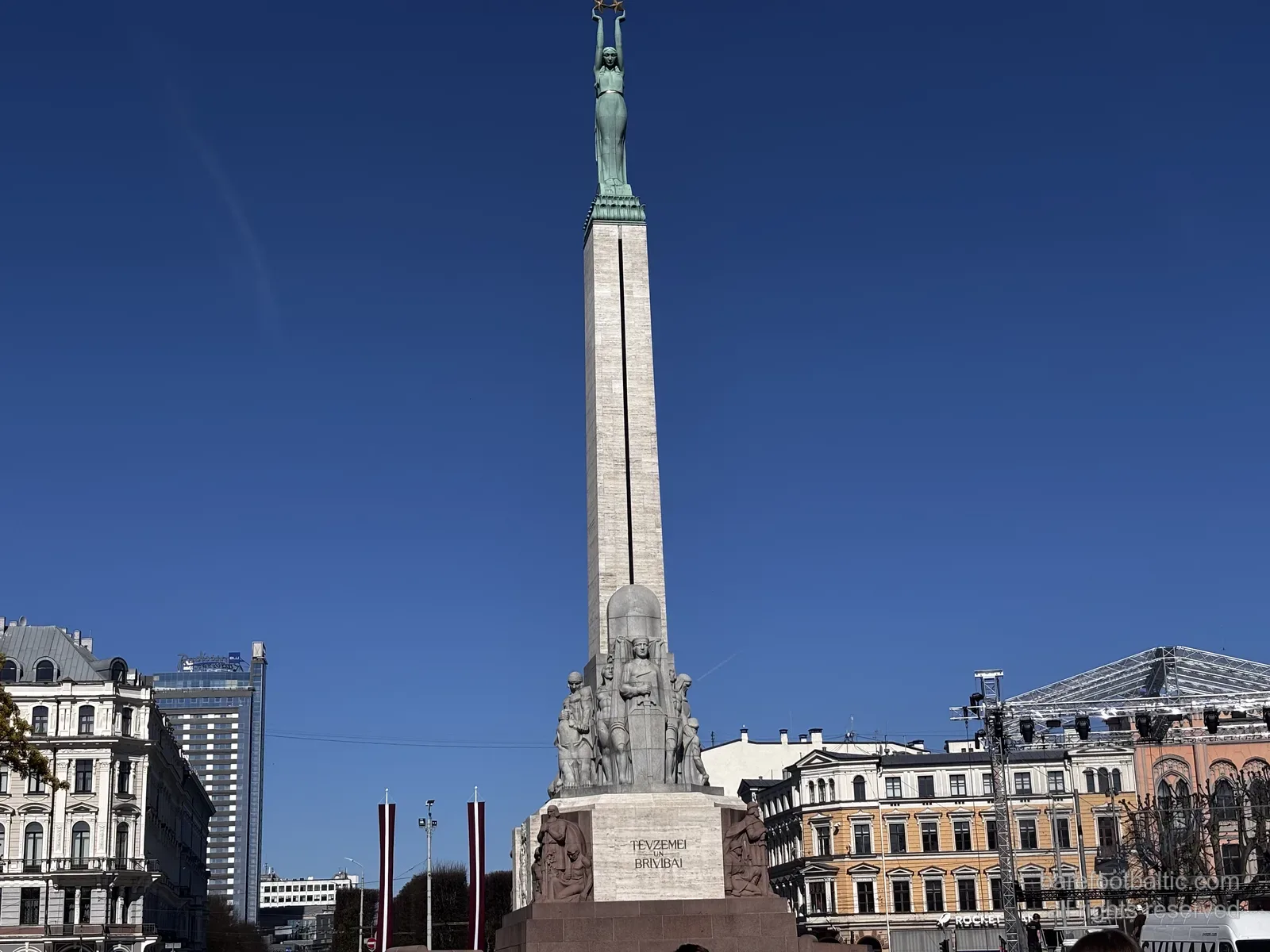 Il Monumento della Libertà (Brīvības piemineklis) a Riga, con Milda che regge tre stelle d’oro in cima, Lettonia.
