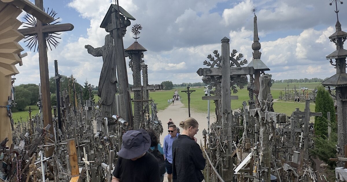 Collina delle Croci, Lituania, l’accesso a passerella con la statua di Gesù pellegrino e le croci intagliate a mano.