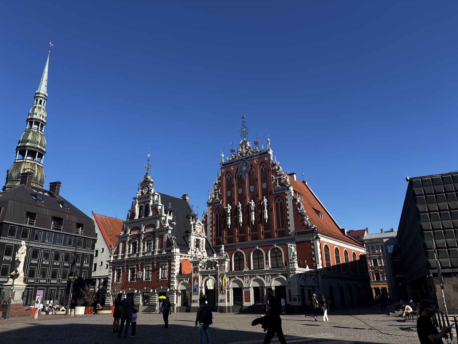 La Casa delle Teste Nere (Melngalvju nams) in Piazza del Municipio, Riga, Lettonia, con l’elaborata facciata rinascimentale olandese rossa e bianca.