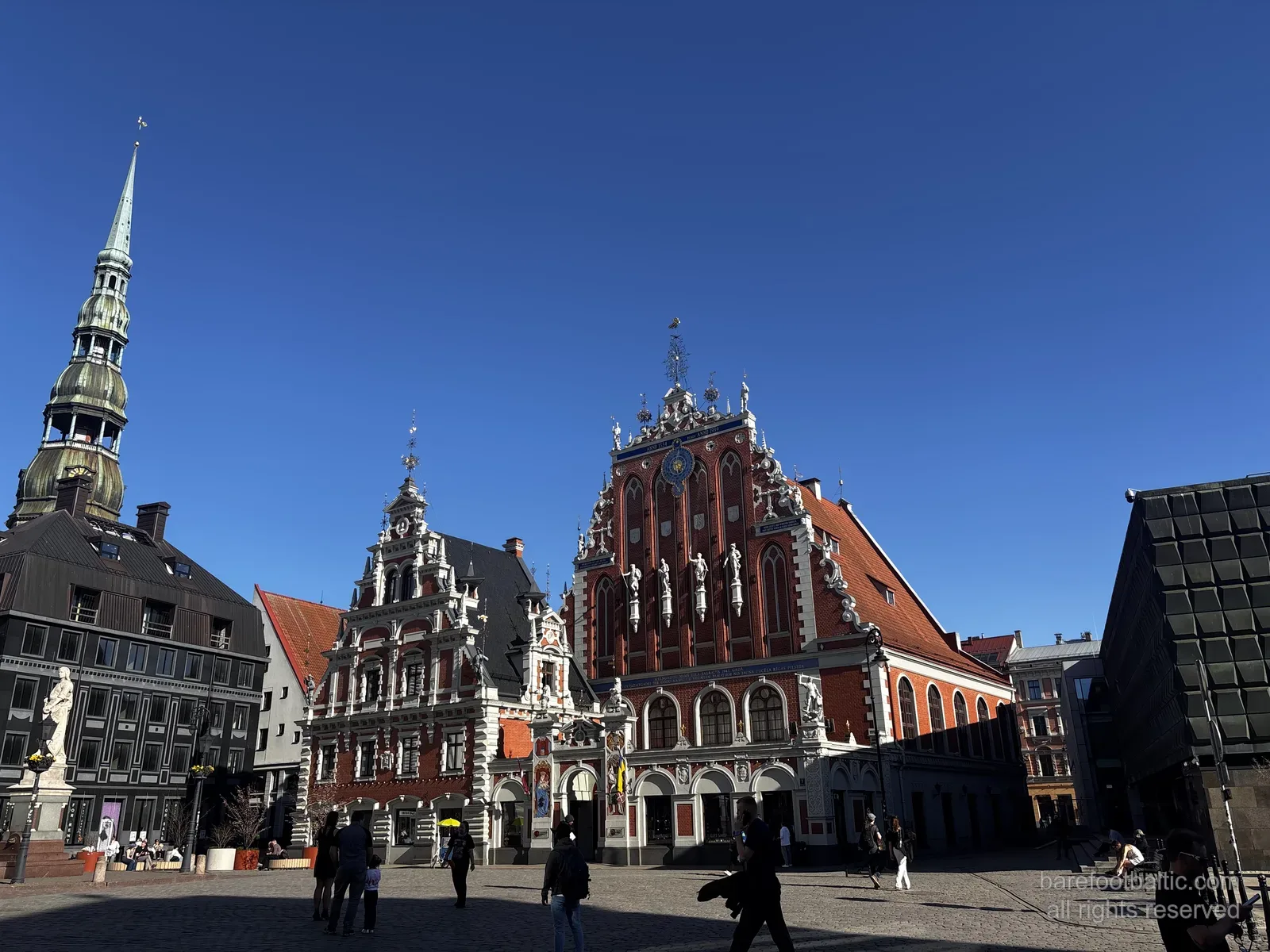 La Casa delle Teste Nere (Melngalvju nams) in Piazza del Municipio, Riga, Lettonia, con l’elaborata facciata rinascimentale olandese rossa e bianca.