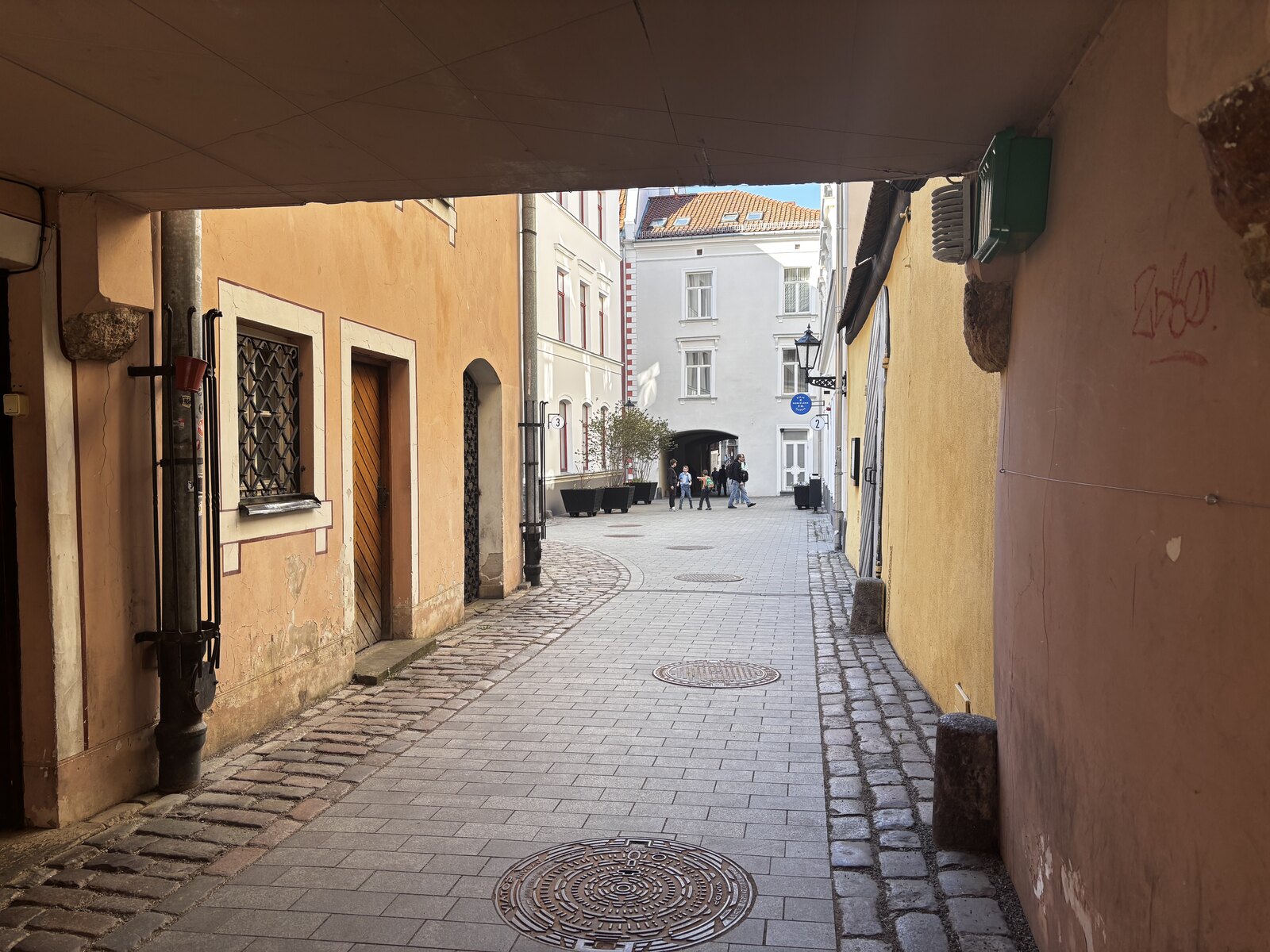 Il passaggio interno acciottolato di Konventa Sēta, il cortile medievale del convento nella Città Vecchia di Riga