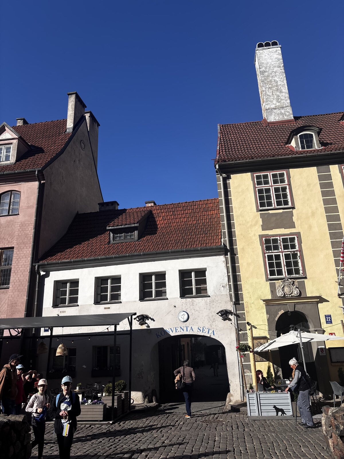 L’ingresso ad arco di Konventa Sēta da Kalēju iela nella Città Vecchia di Riga, Lettonia, con la scritta «KONVENTA SĒTA» sopra l’arco.