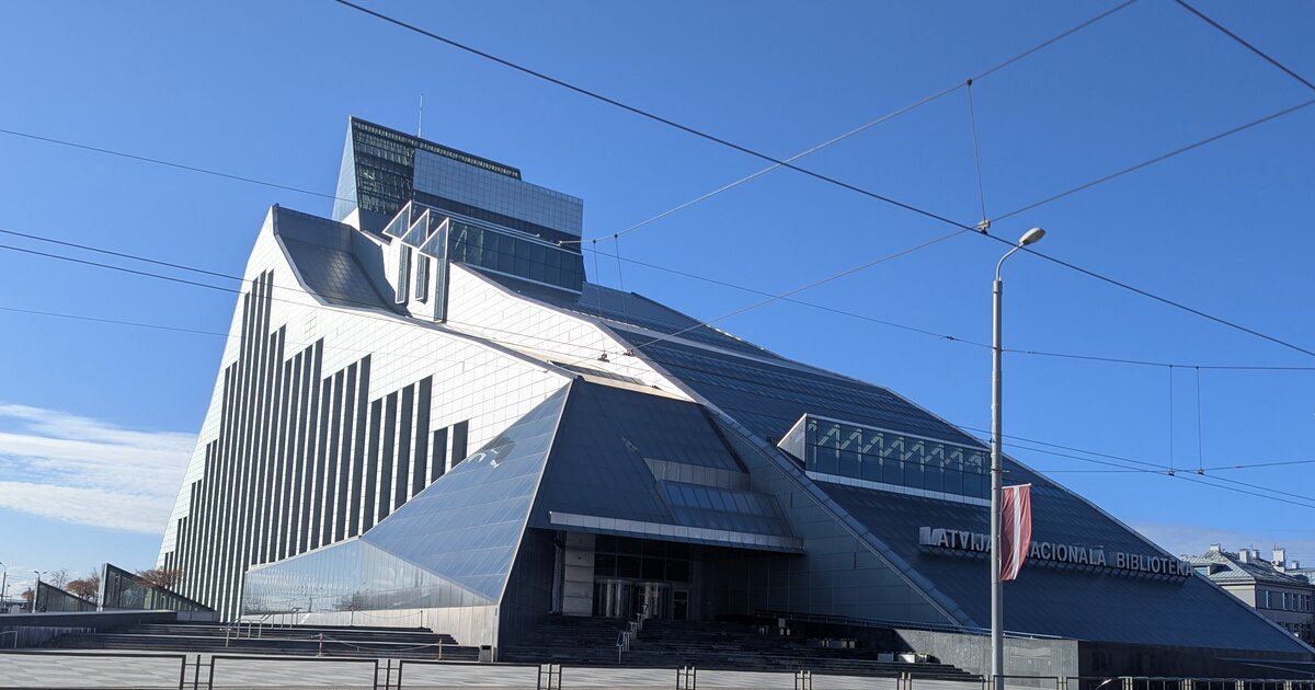 Il Castello della Luce, la Biblioteca Nazionale della Lettonia, Riga, contro un cielo limpido.