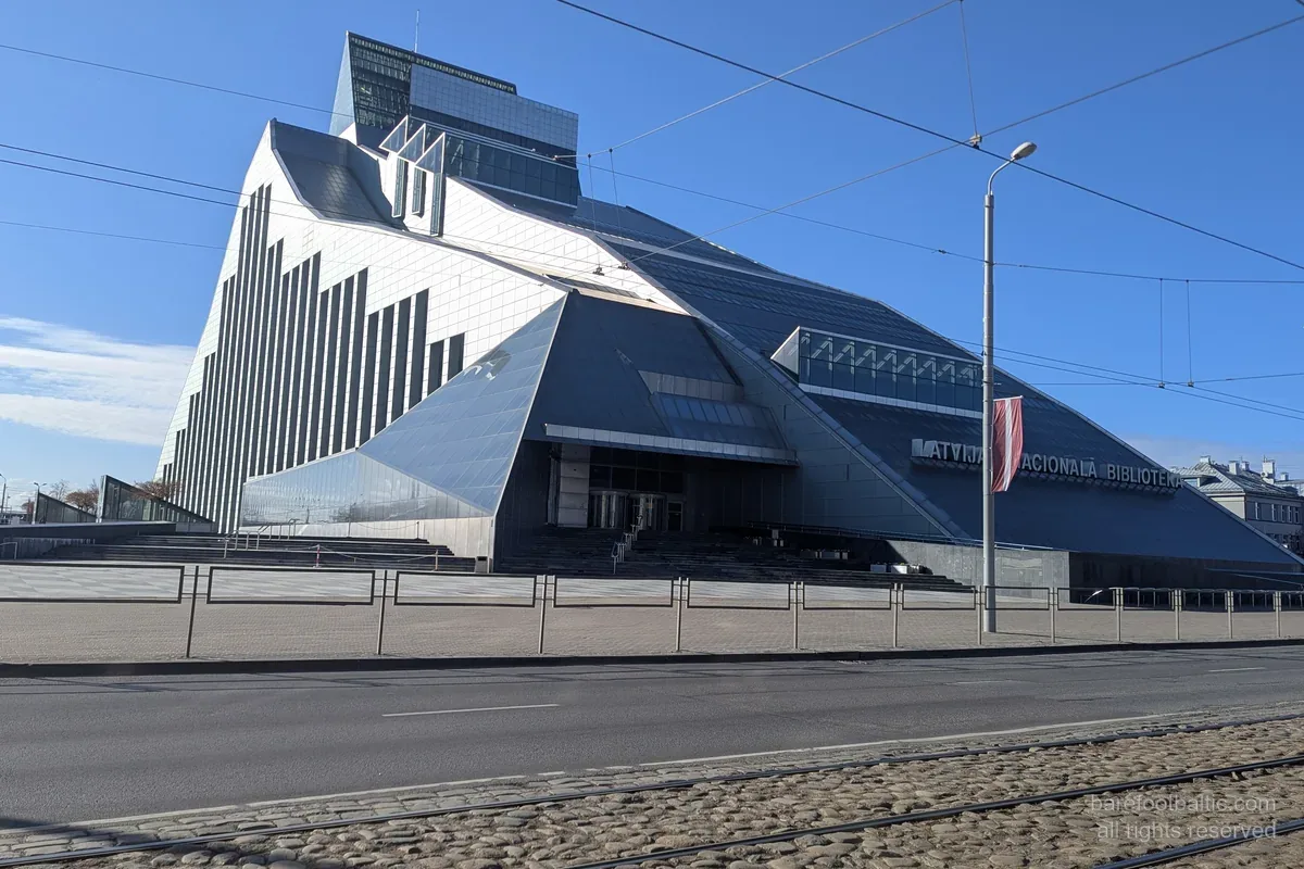 Il Castello della Luce, la Biblioteca Nazionale di Lettonia, Riga, contro un cielo limpido.
