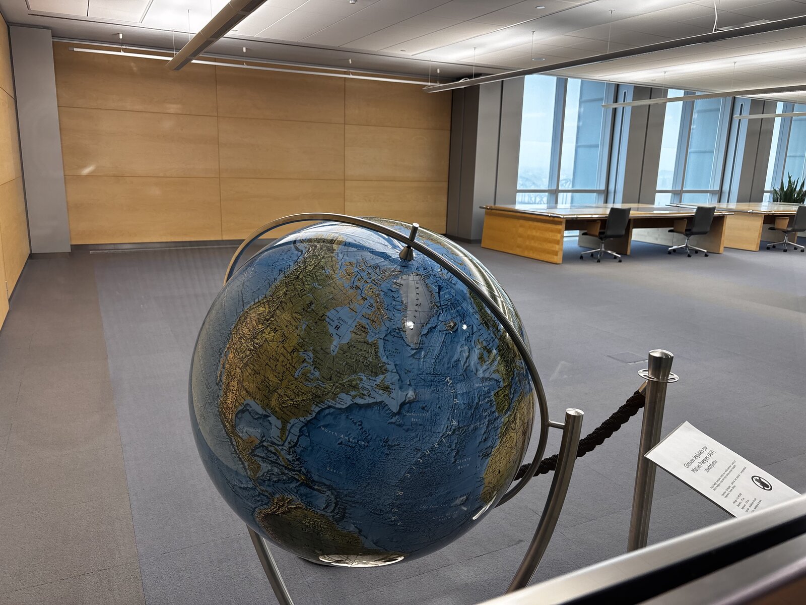 Lo Schedario dei Canti Popolari (Dainu skapis) e il globo alla Biblioteca Nazionale di Lettonia, dove sono custoditi i 217.996 cartoncini delle dainas di Krišjānis Barons