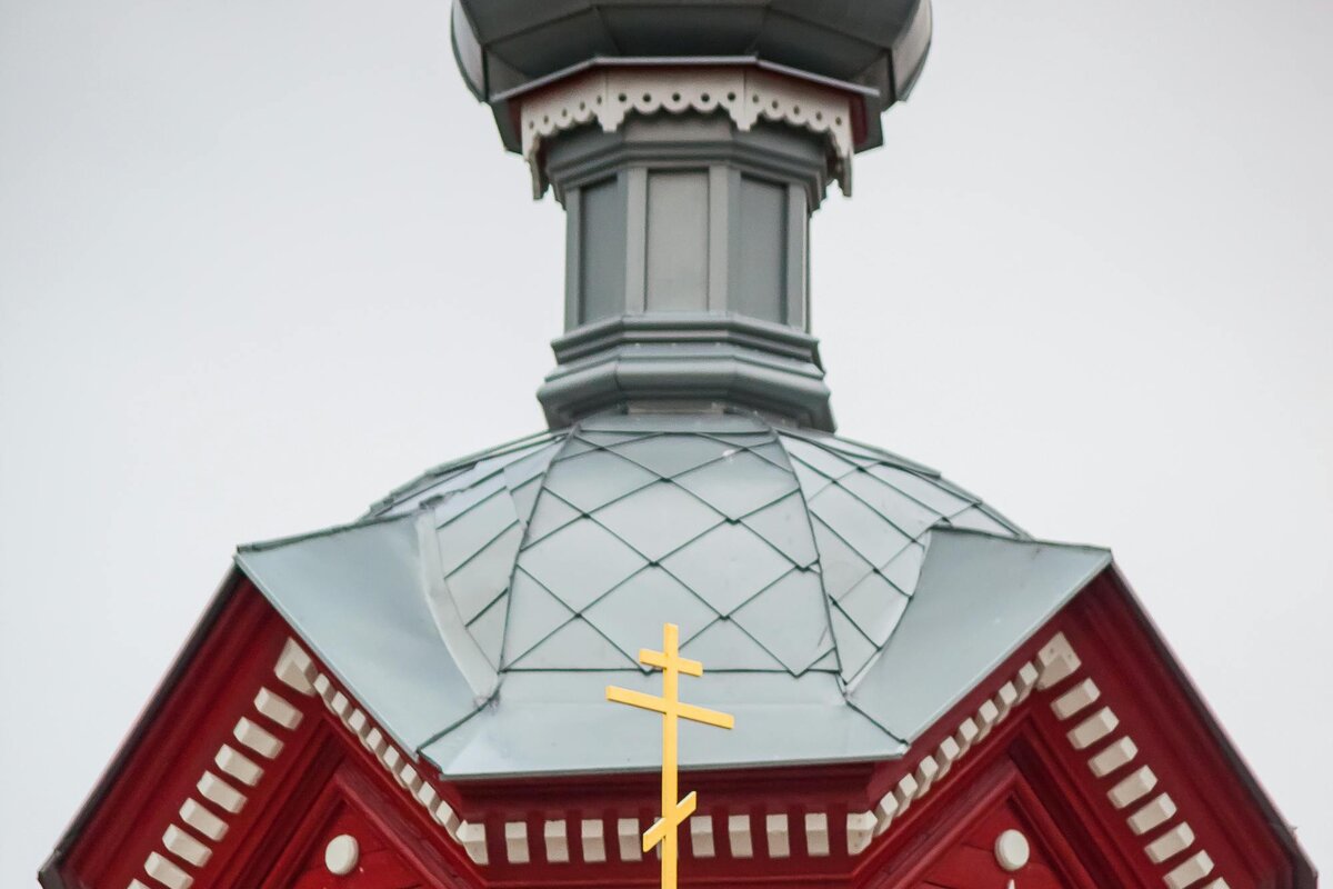 Una chiesa ortodossa in legno con cupola a cipolla e la croce ortodossa a otto punte e tre traverse, Lettonia.