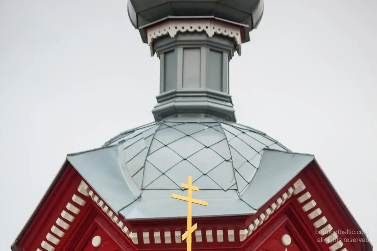 Una chiesa ortodossa in legno con cupola a cipolla e la croce ortodossa a otto punte e tre traverse, Lettonia.
