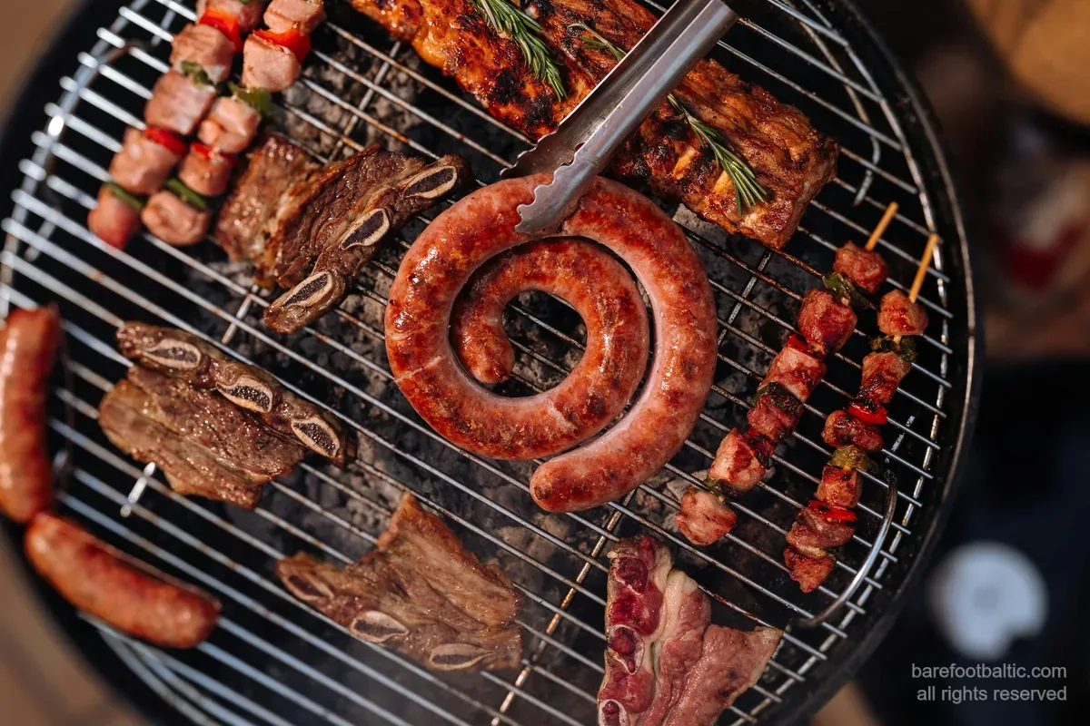 Salsiccia lettone arrotolata, costine di maiale, costine corte di manzo e spiedini su una griglia a carbone, il fondamento della cucina lettone.
