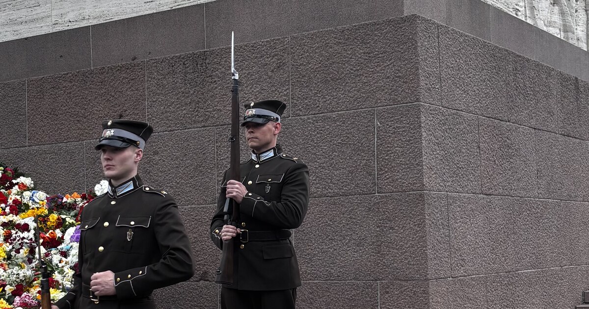 Guardia d’onore dell’esercito lettone al Monumento della Libertà con una parete di fiori deposta alla base, Riga, nel Giorno del Ripristino dell’Indipendenza