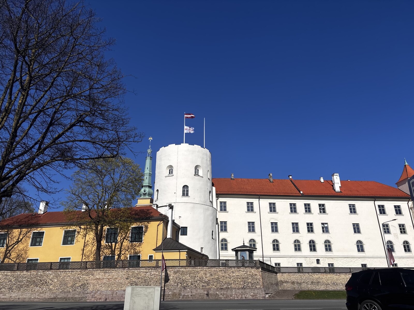 Veduta laterale del Castello di Riga sulla Daugava, la residenza presidenziale lettone