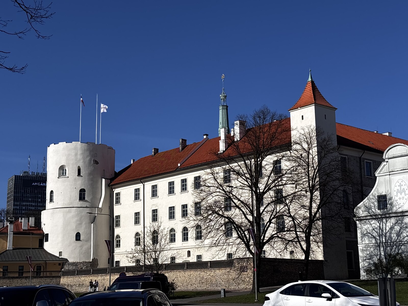 Castello di Riga (Rīgas pils) con le sue mura bianche, il tetto rosso e la torre rotonda dello Spirito Santo a Riga, in Lettonia.