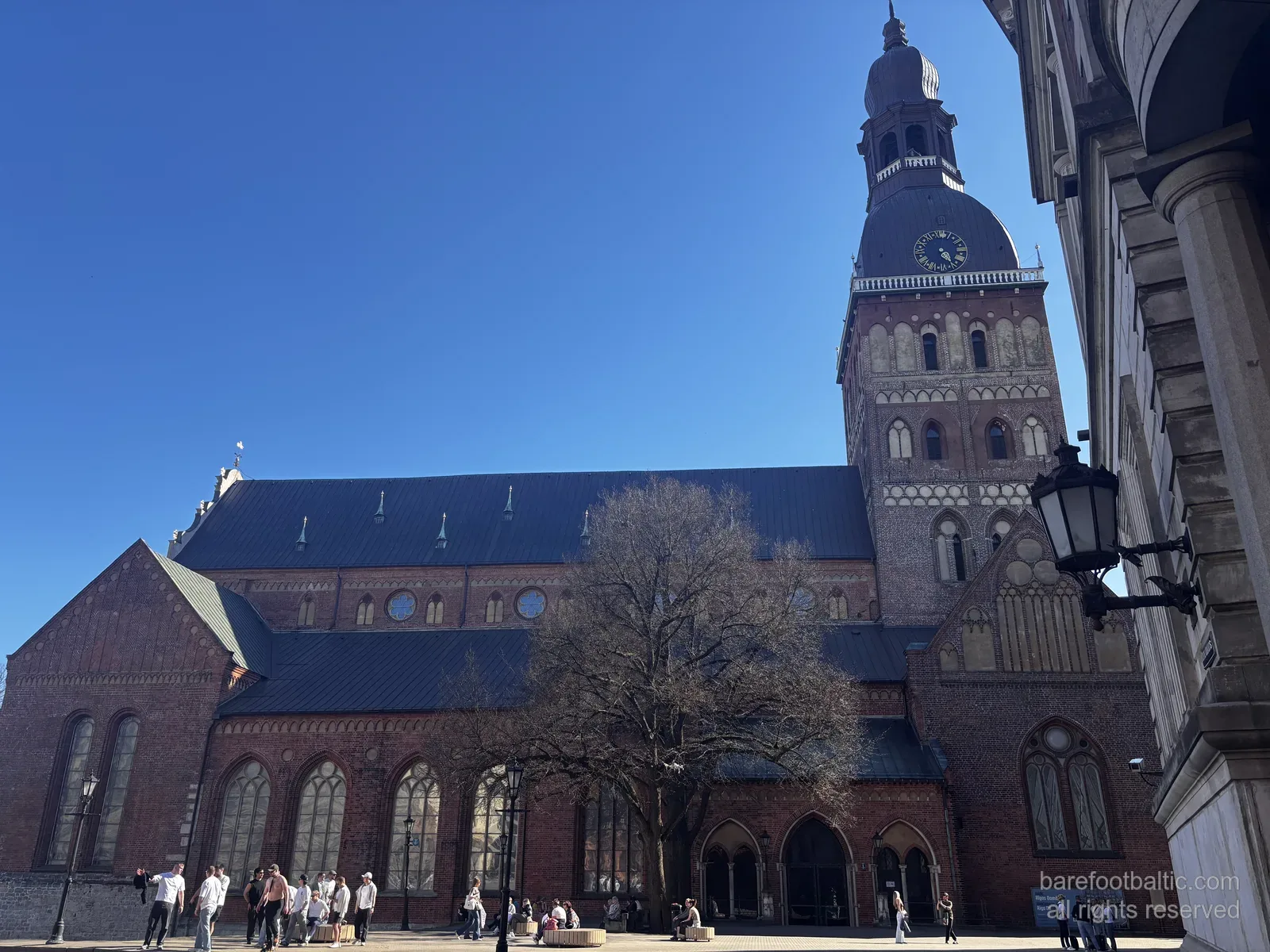 La Cattedrale di Riga (Doma baznīca) in Doma laukums, con la sua torre barocca contro un cielo azzurro di primavera, Lettonia.