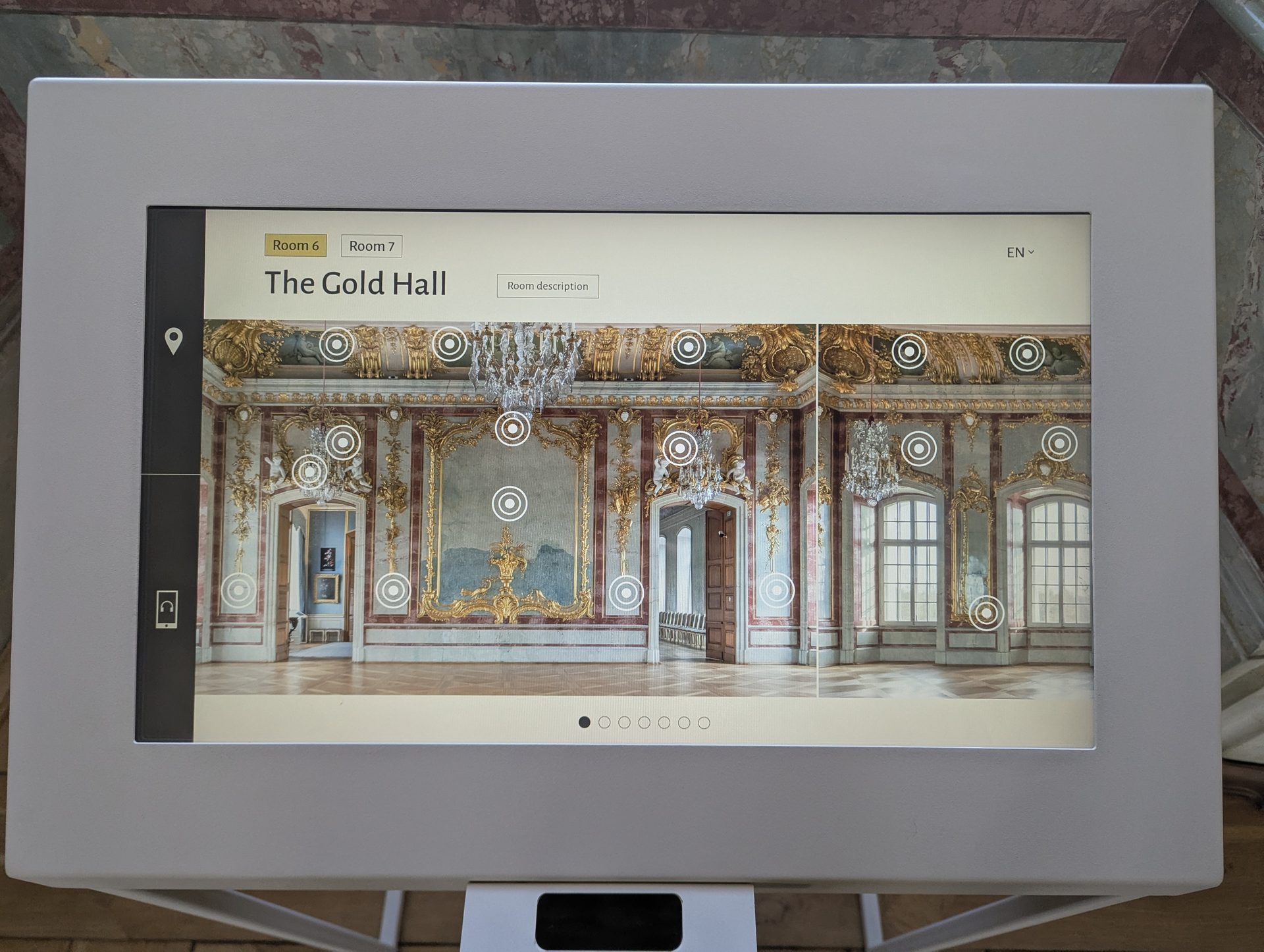 La Sala d’Oro nel palazzo di Rundāle, Lettonia, stucchi dorati e plafone del soffitto di Martini e Zucchi.