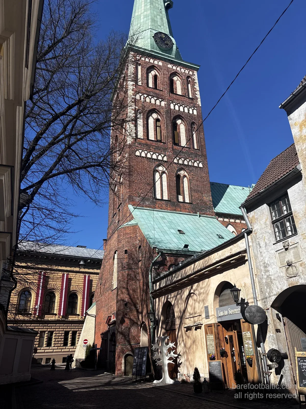 La cattedrale di San Giacomo (Sv. Jēkaba katedrāle) in Jēkaba iela nella Città Vecchia di Riga, Lettonia, con un campanile gotico alto e snello sopra un corpo in mattoni.