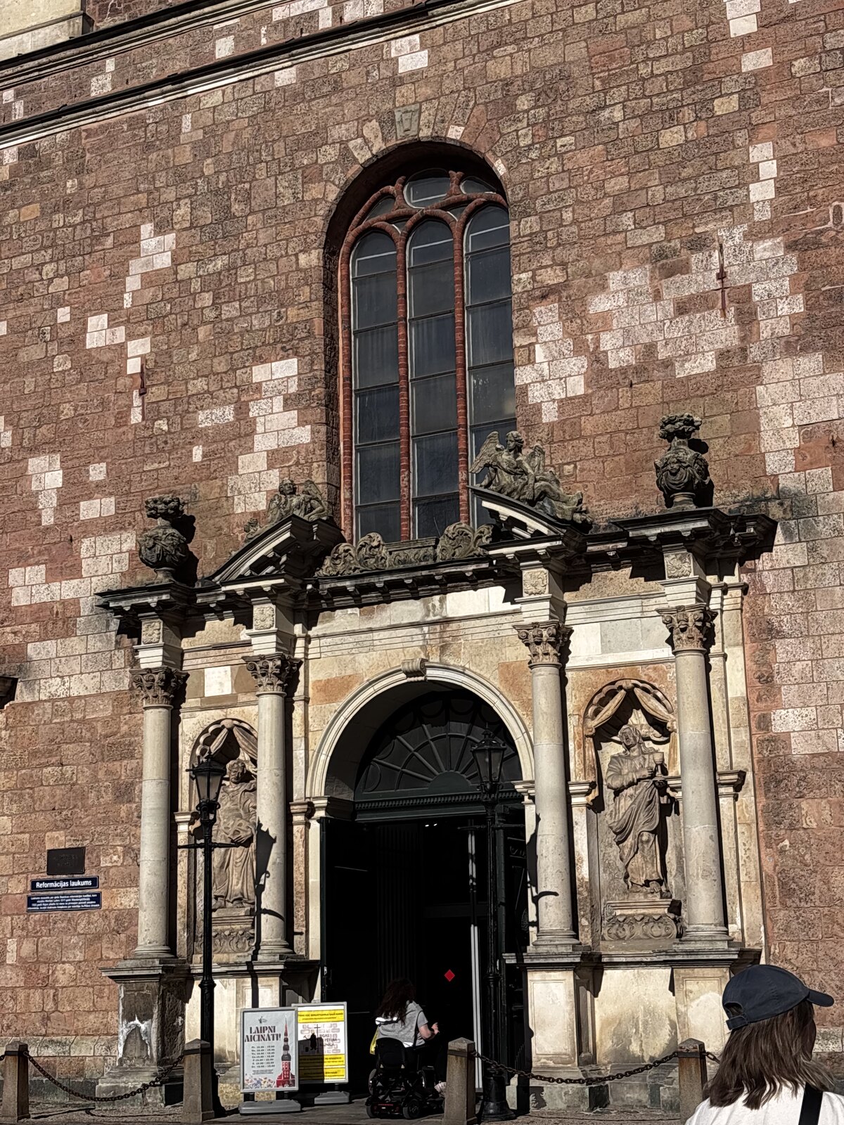 Dettaglio del portale barocco ovest della Chiesa di San Pietro, Riga