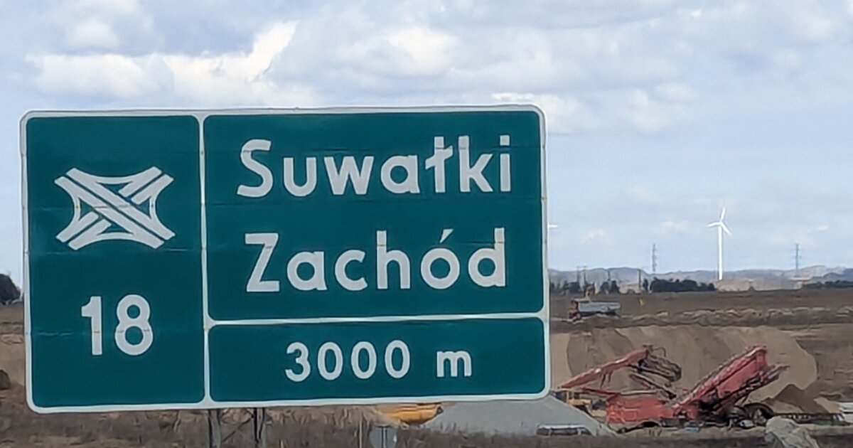 Cartello di uscita Suwałki Zachód sulla superstrada S61 che attraversa il varco di Suwałki, nella Polonia nord-orientale.