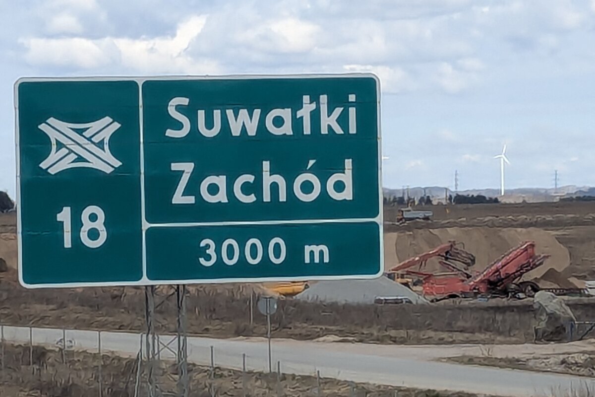 Cartello di uscita Suwałki Zachód sulla superstrada S61 attraverso il varco di Suwałki, nel nord-est della Polonia.
