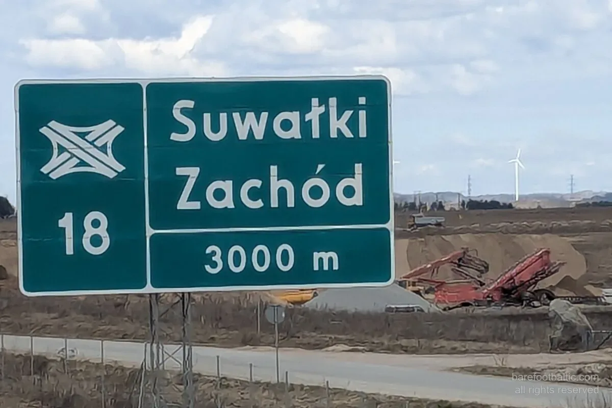 Cartello di uscita Suwałki Zachód sulla superstrada S61 attraverso il varco di Suwałki, nel nord-est della Polonia.