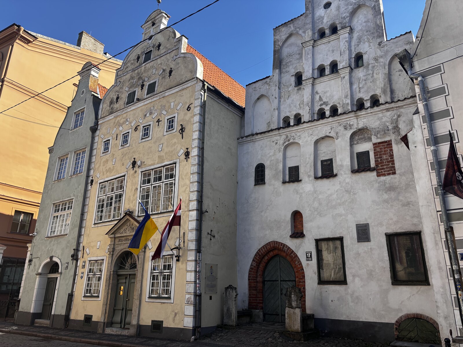 Le case dei Tre Fratelli su Mazā Pils iela 17, 19, 21 affiancate nella Città Vecchia di Riga, in Lettonia.