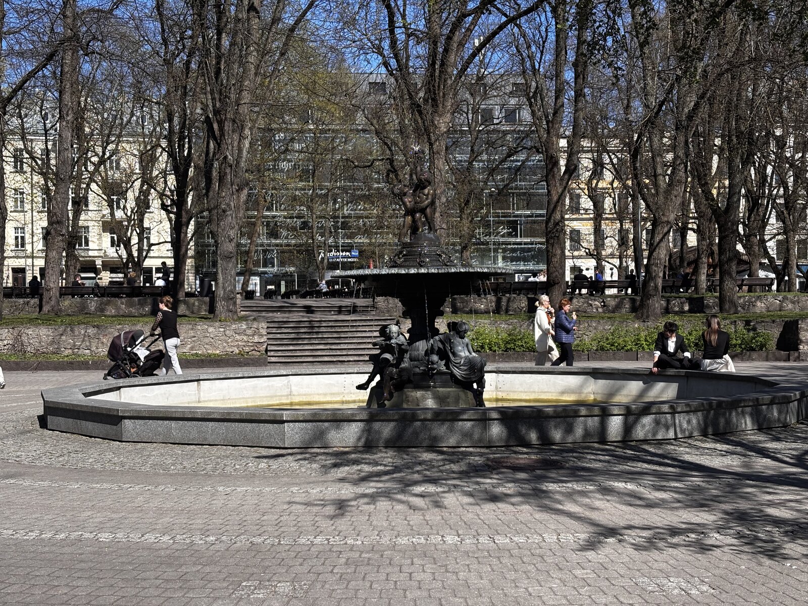 La fontana centrale di Vērmanes dārzs, il parco pubblico più antico di Riga, Lettonia.