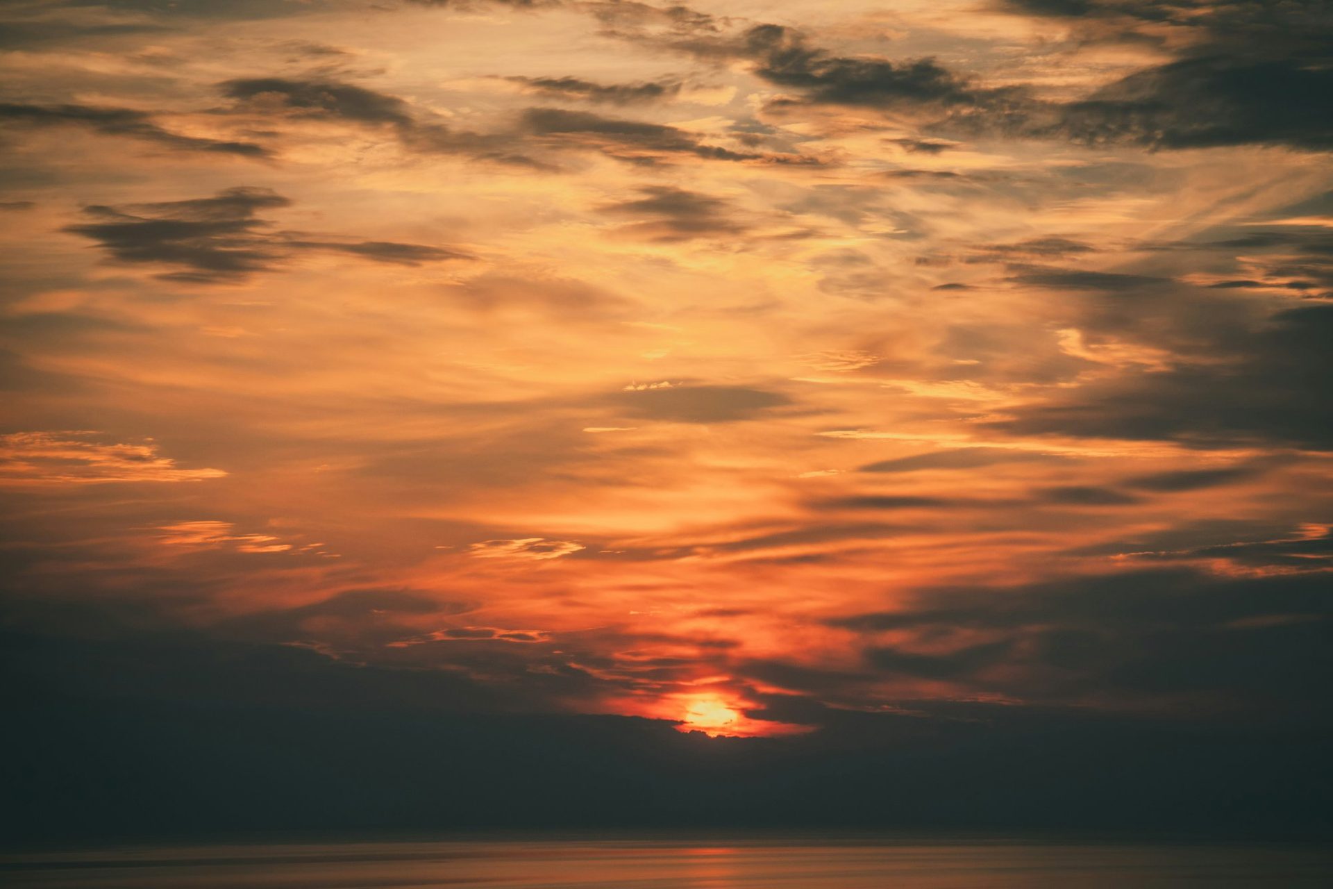 Tramonto dorato sul Mar Baltico sulla spiaggia di Jūrmala, Lettonia