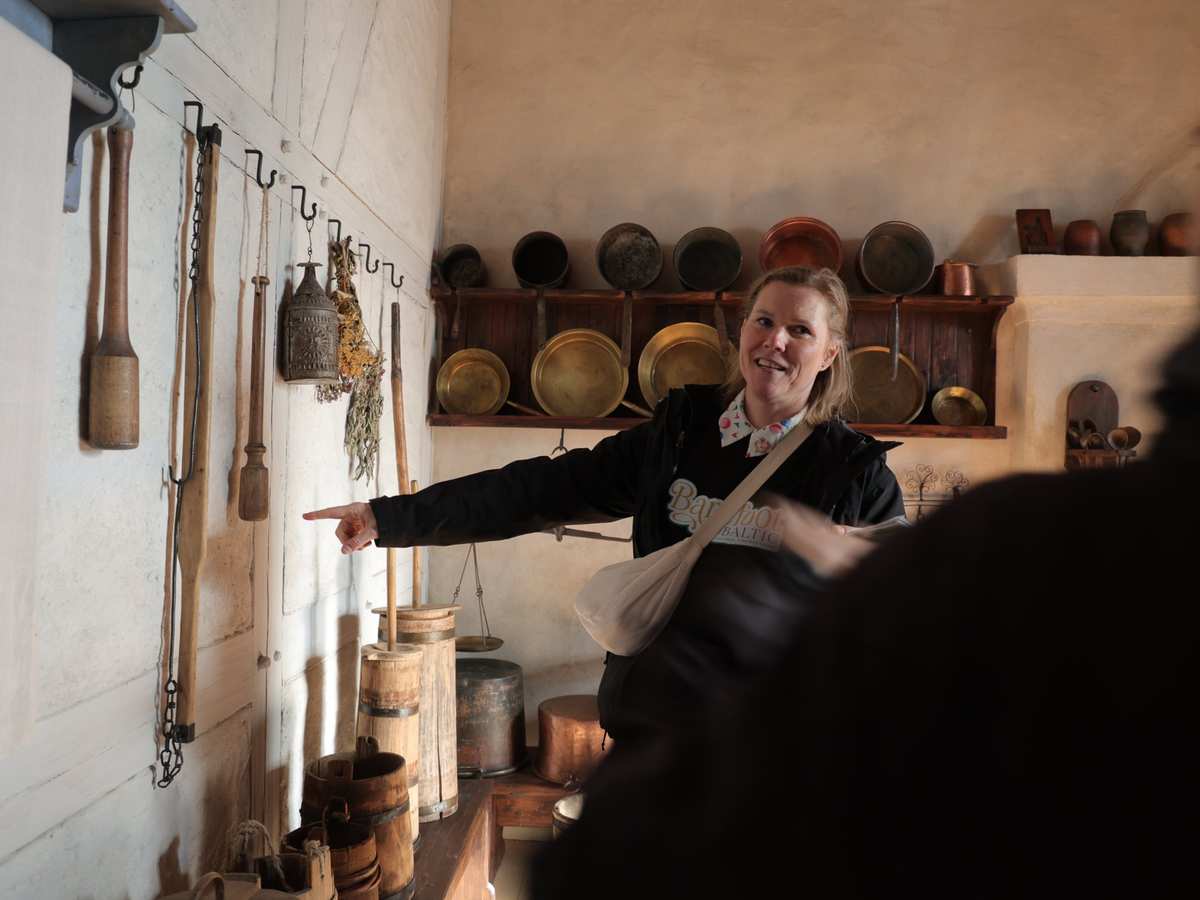 Daiga che racconta al castello di Bauska