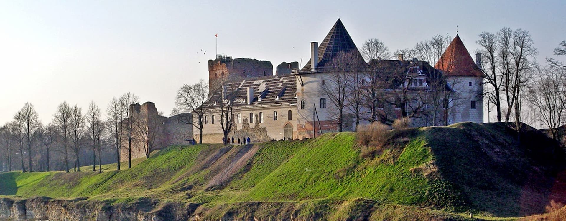 Il castello di Bauska sopra la confluenza dei fiumi in Lettonia