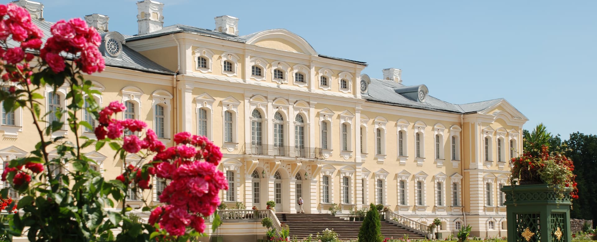 Facciata barocca del Palazzo di Rundāle incorniciata dalle rose in estate