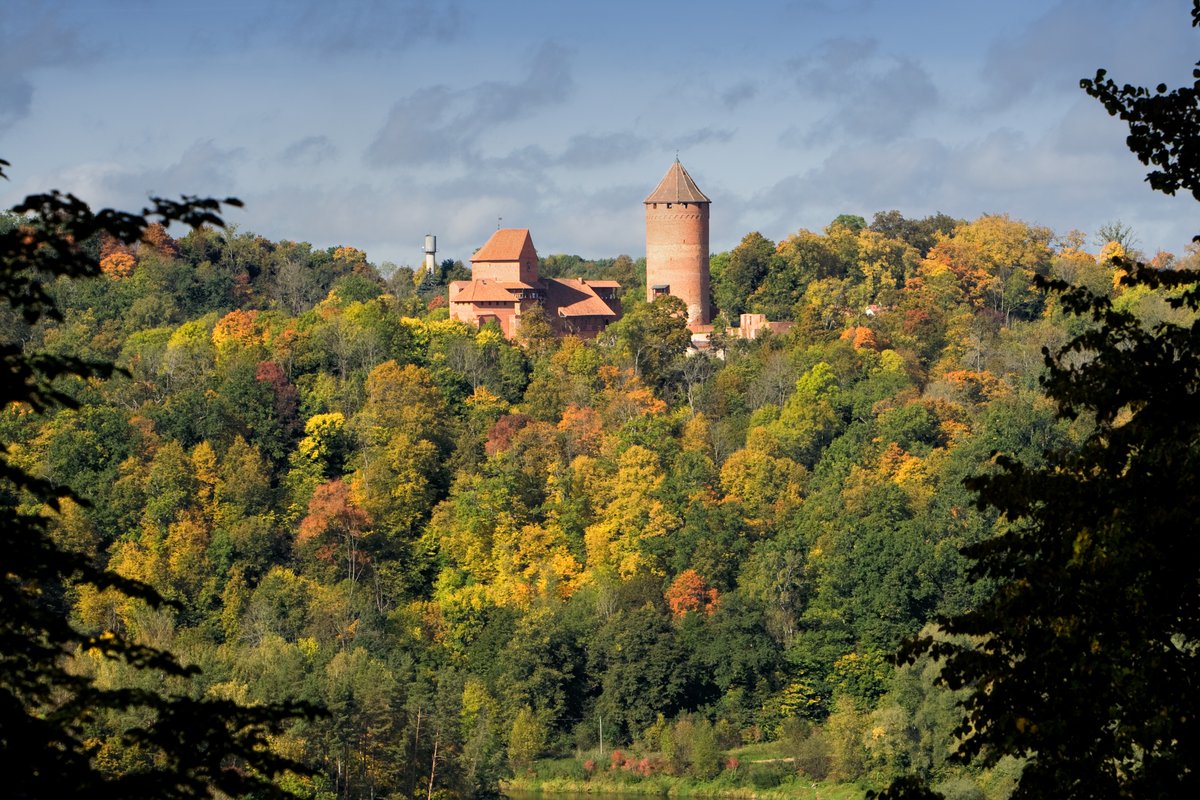 Veduta aerea del castello di Turaida in mattoni rossi, Sigulda, Lettonia