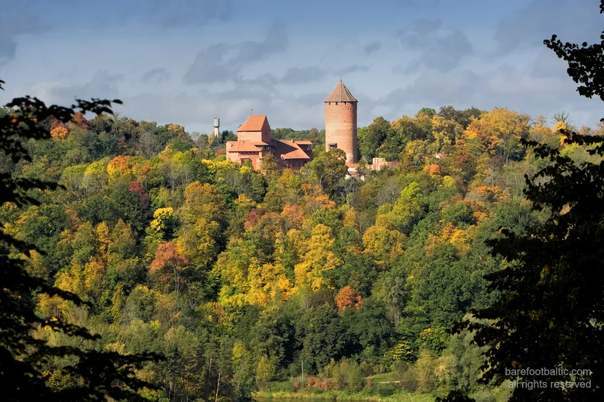 Veduta aerea del castello di Turaida in mattoni rossi, Sigulda, Lettonia