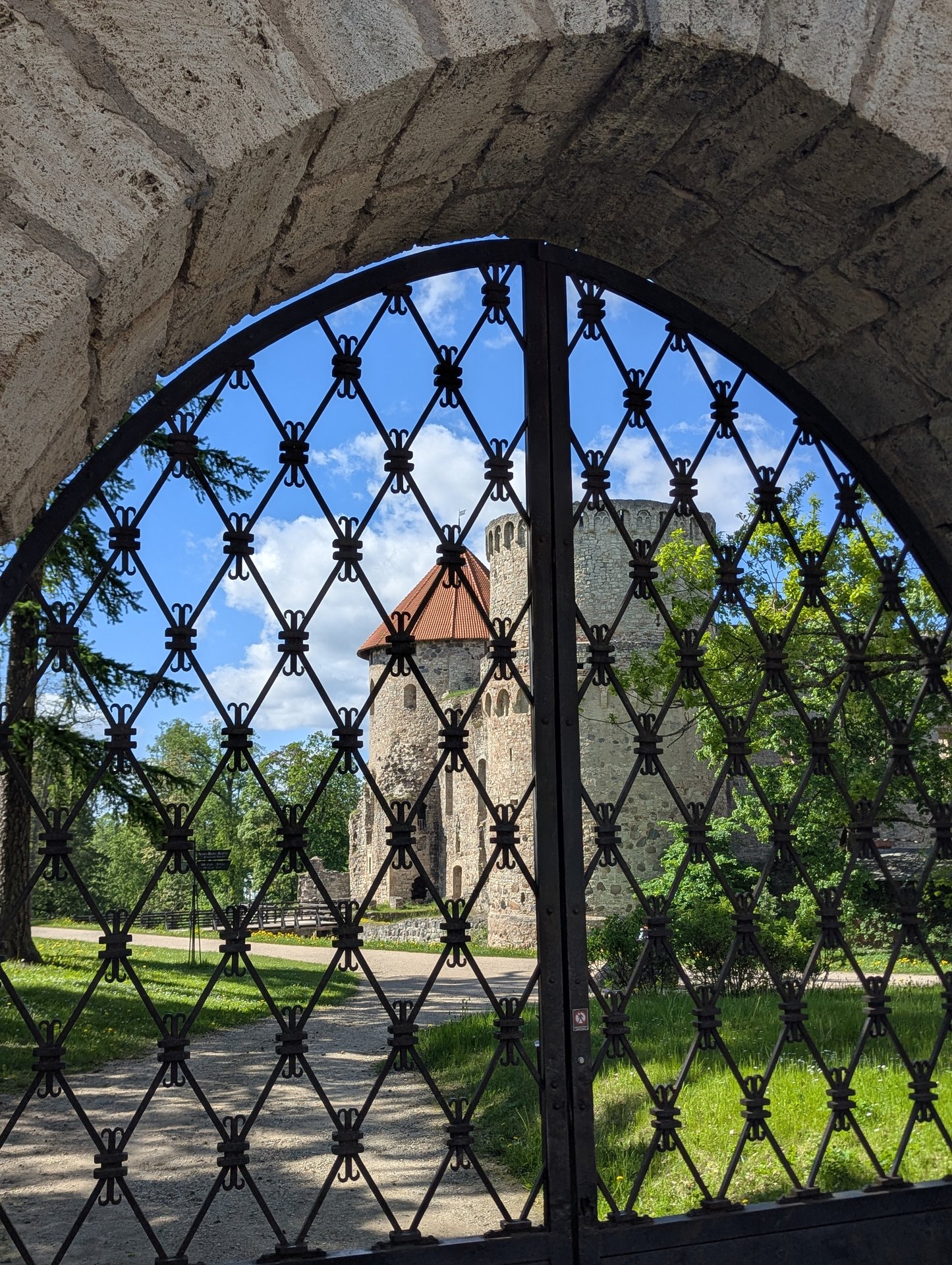 Rovine del castello di Cēsis viste attraverso il cancello di ferro battuto