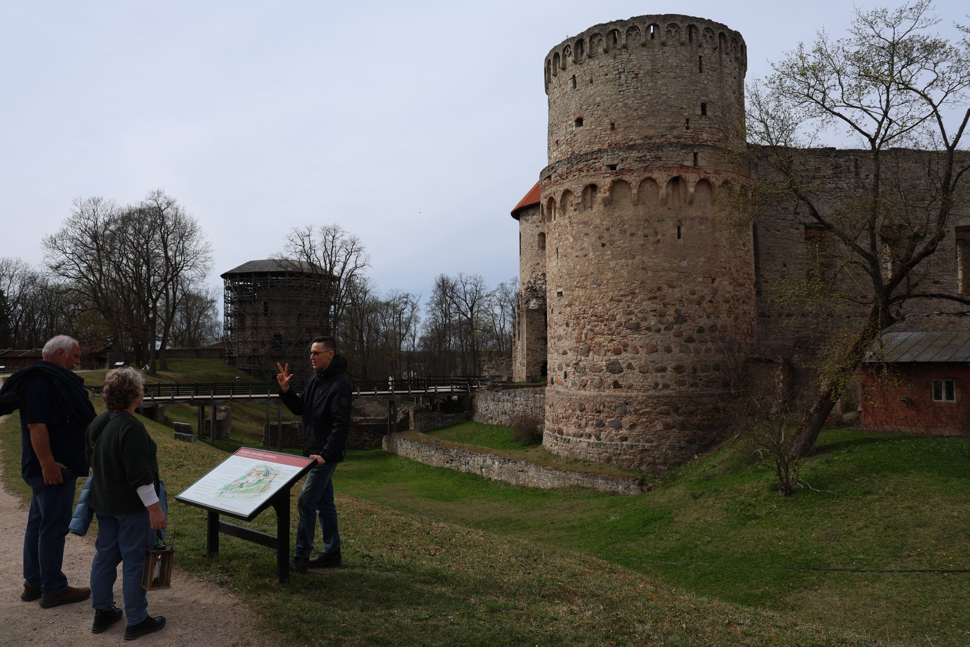 Interno medievale del castello di Cēsis, illuminato da una lanterna a candela