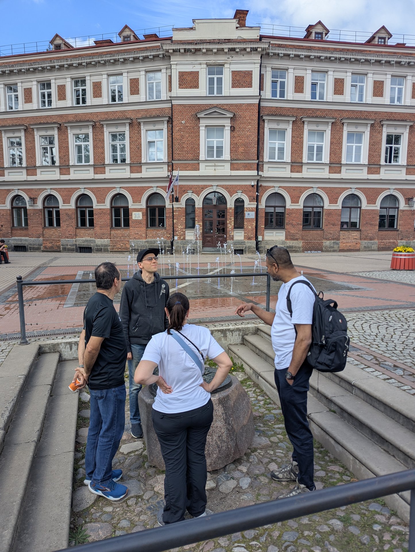 Gruppo alle fontane di piazza Vienības laukums, centro storico di Cēsis