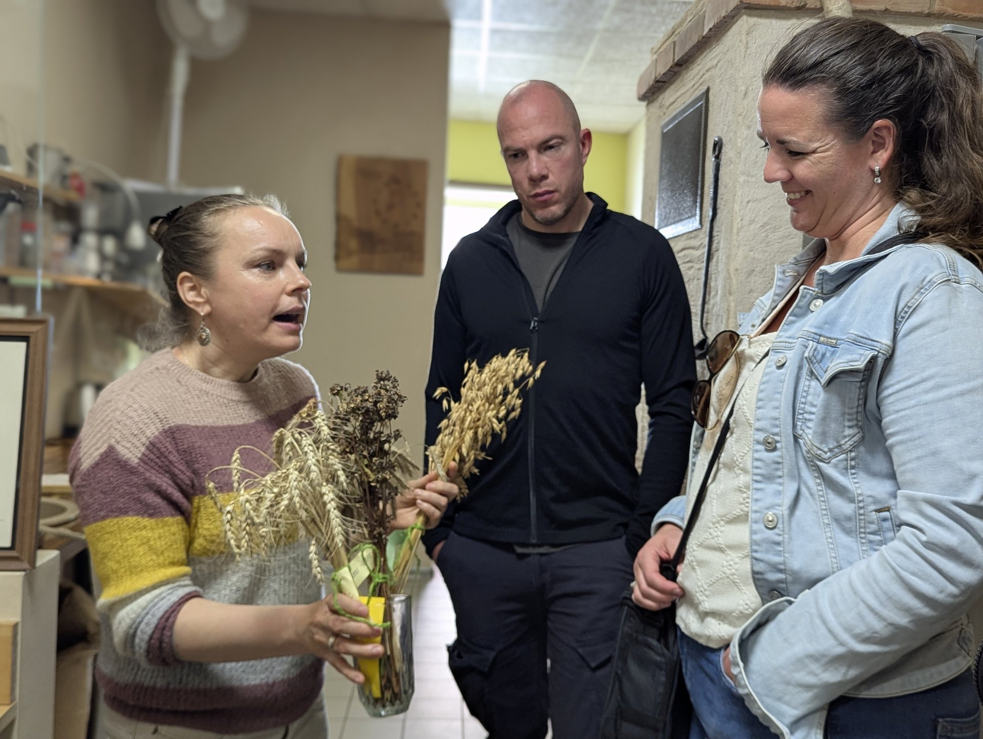 Dimostrazione con fasci di cereali per gli ospiti nel panificio Cēsu Maize