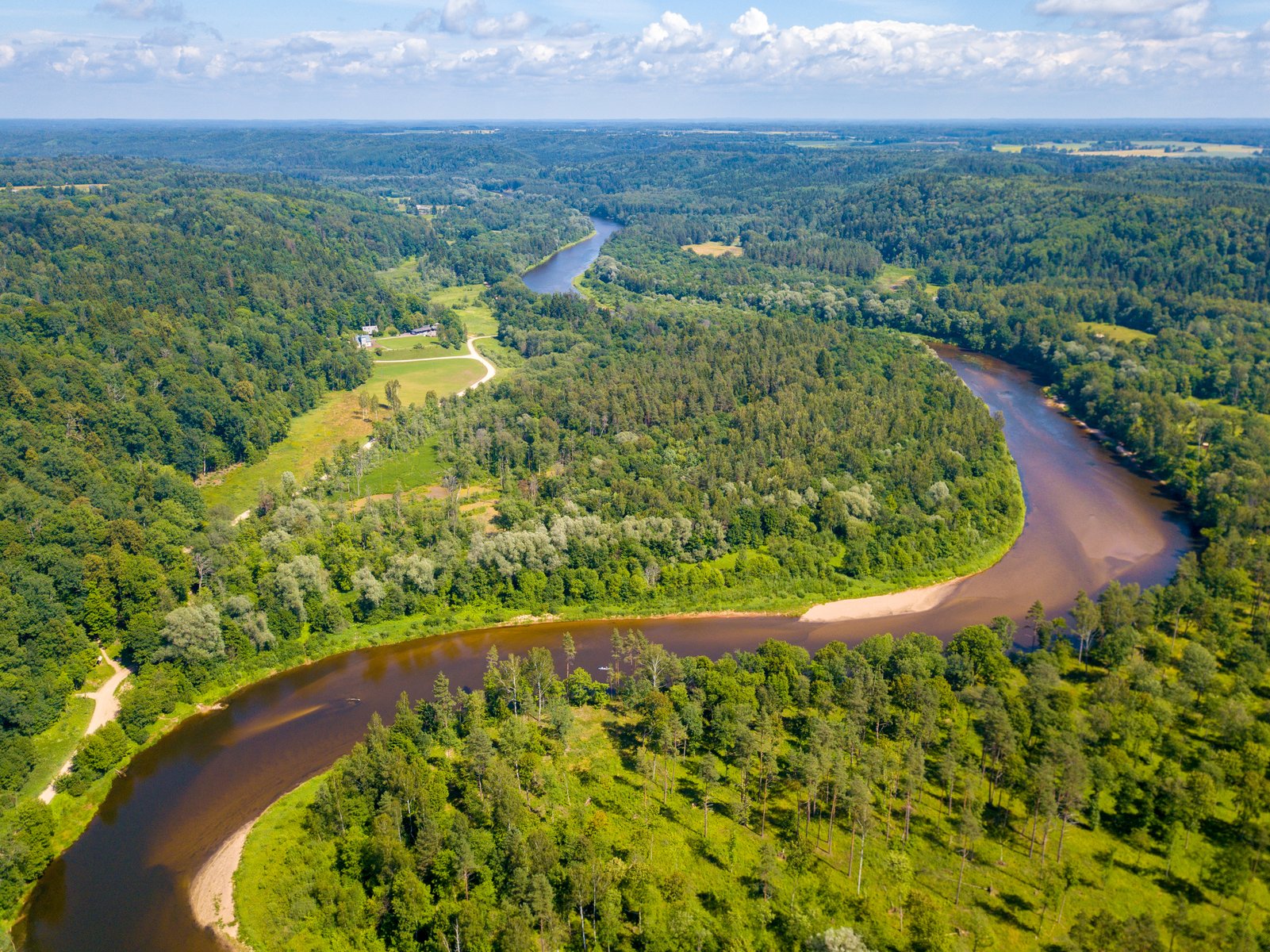 Veduta aerea del castello di Turaida in mattoni rossi, Sigulda, Lettonia