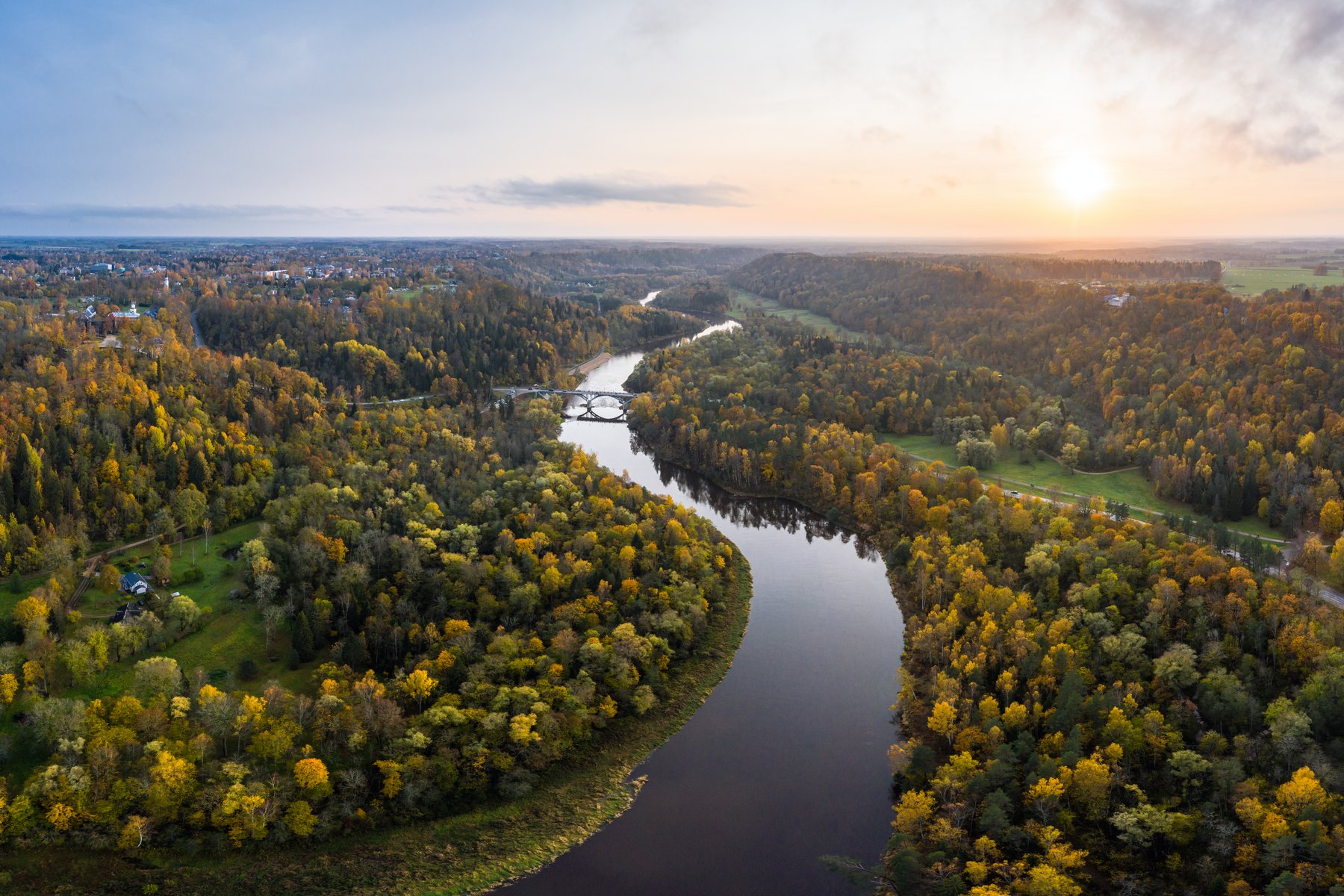 Il fiume Gauja al tramonto, che attraversa i boschi d'autunno