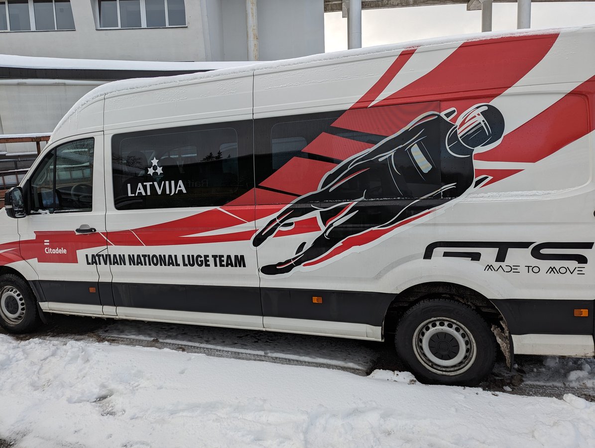 Il van di Barefoot Baltic in inverno