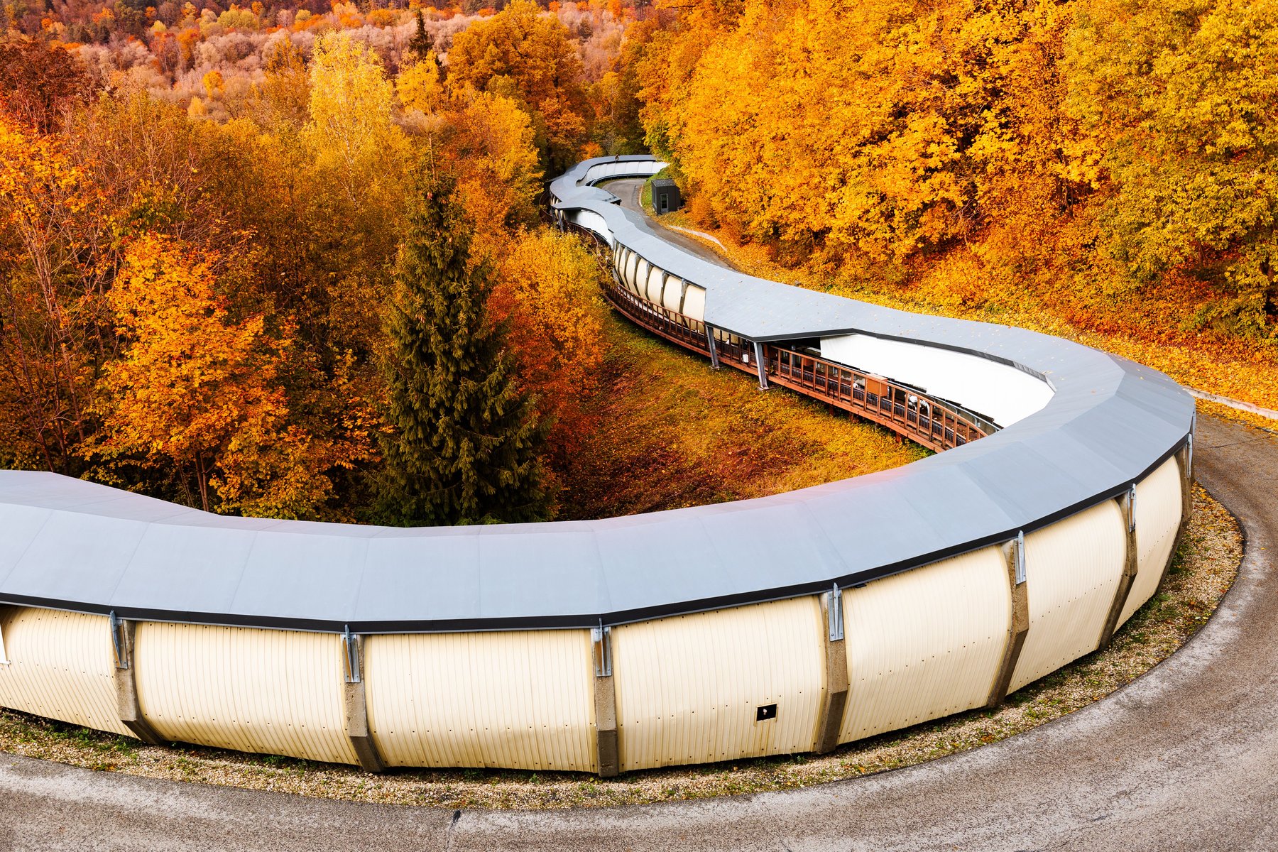 La pista olimpica di bob di Sigulda che serpeggia nel bosco autunnale