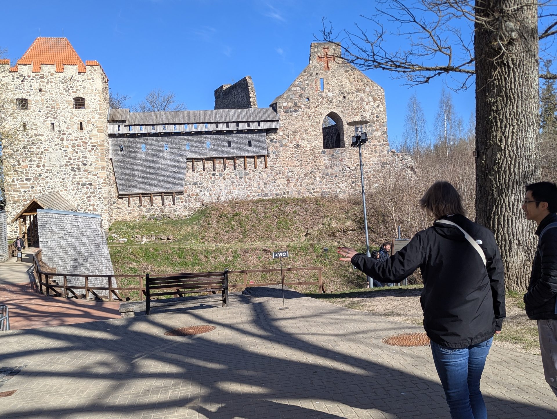 Sentiero verso le rovine medievali del castello di Sigulda