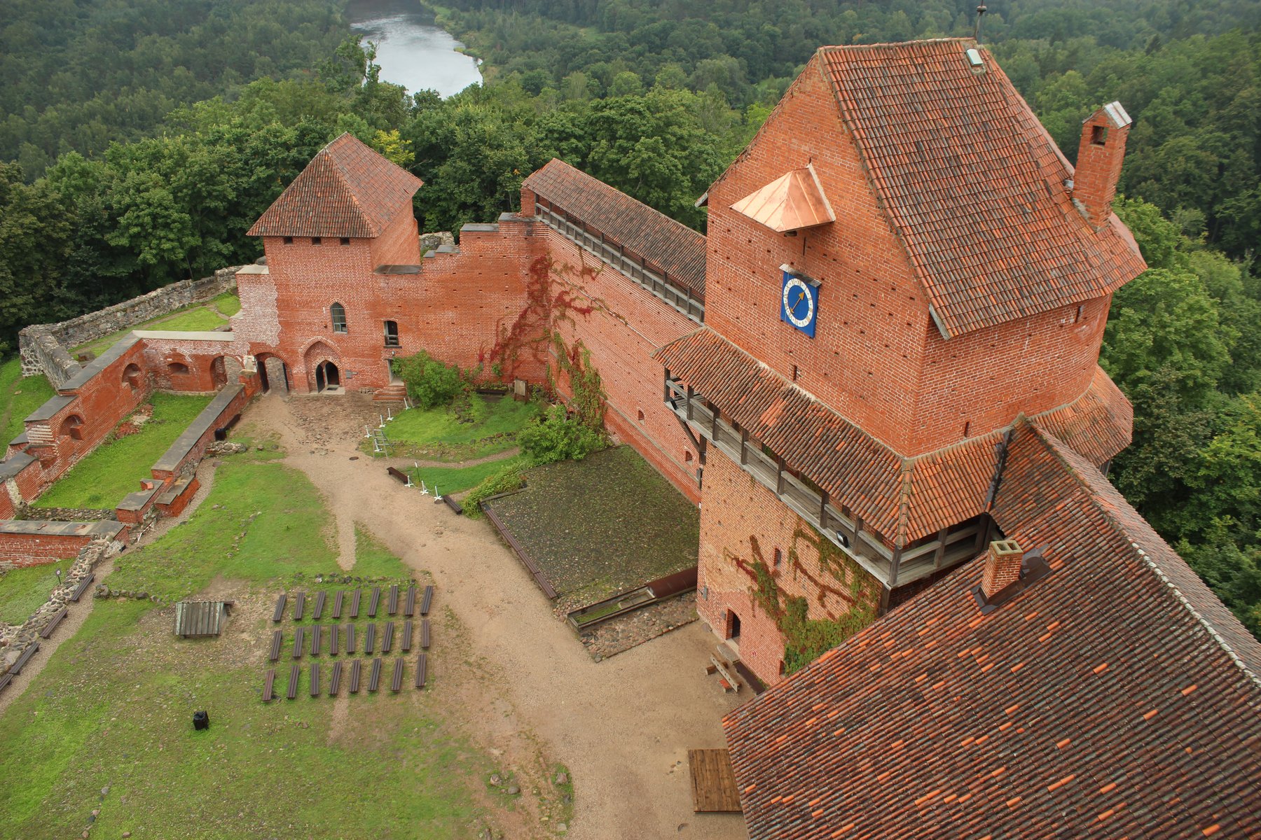 Veduta aerea del castello di Turaida in mattoni rossi sopra la valle del Gauja, Sigulda, Lettonia