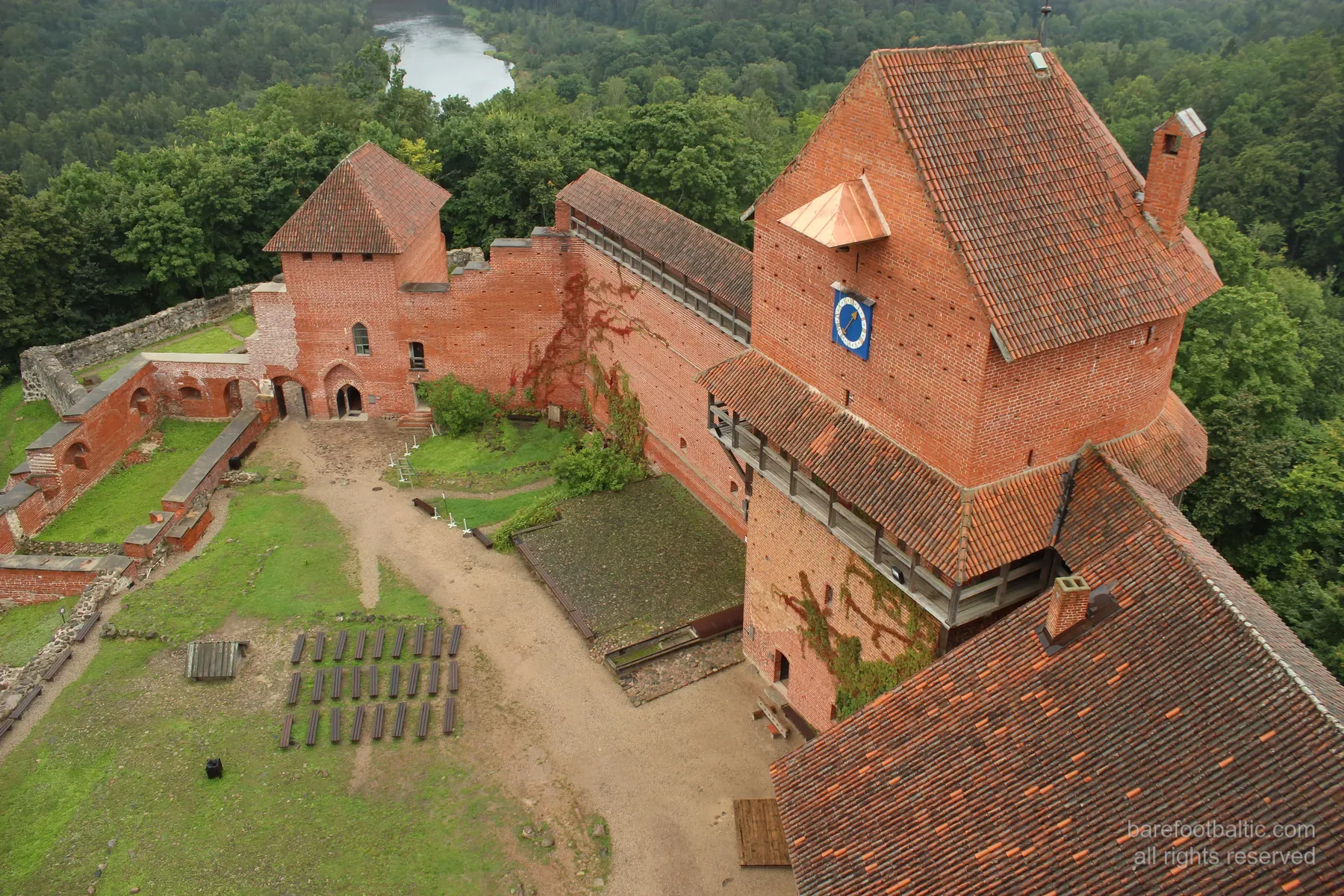 Veduta aerea del castello di Turaida in mattoni rossi sopra la valle del Gauja, Sigulda, Lettonia