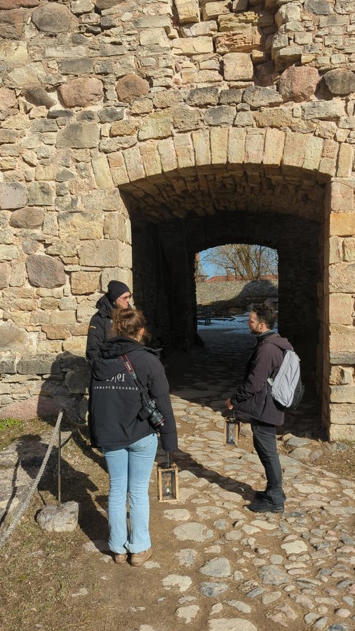 Un'ospite all'ingresso del castello di Turaida